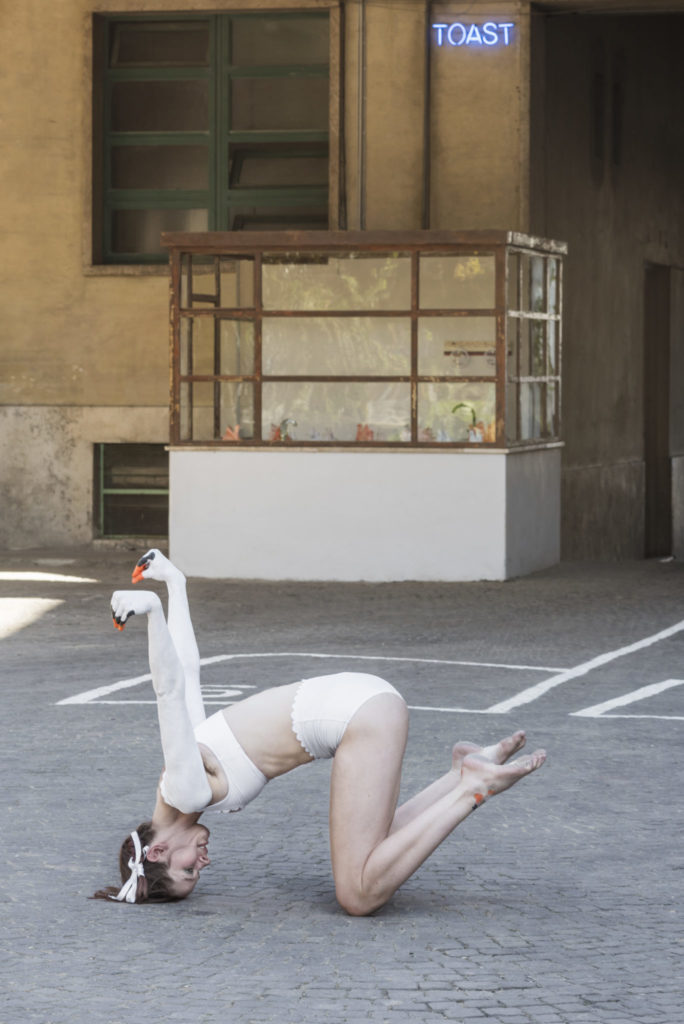 Swan Dance performance dell'artista Svedese Jaana-Kristiina Alakoski