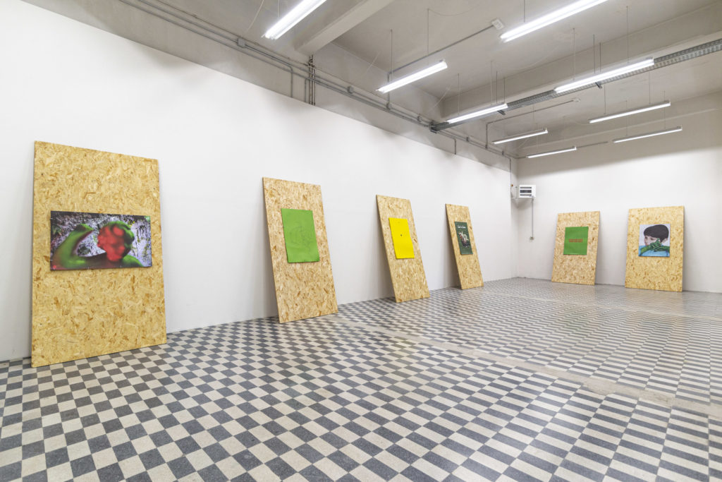 allestimento poster god is green